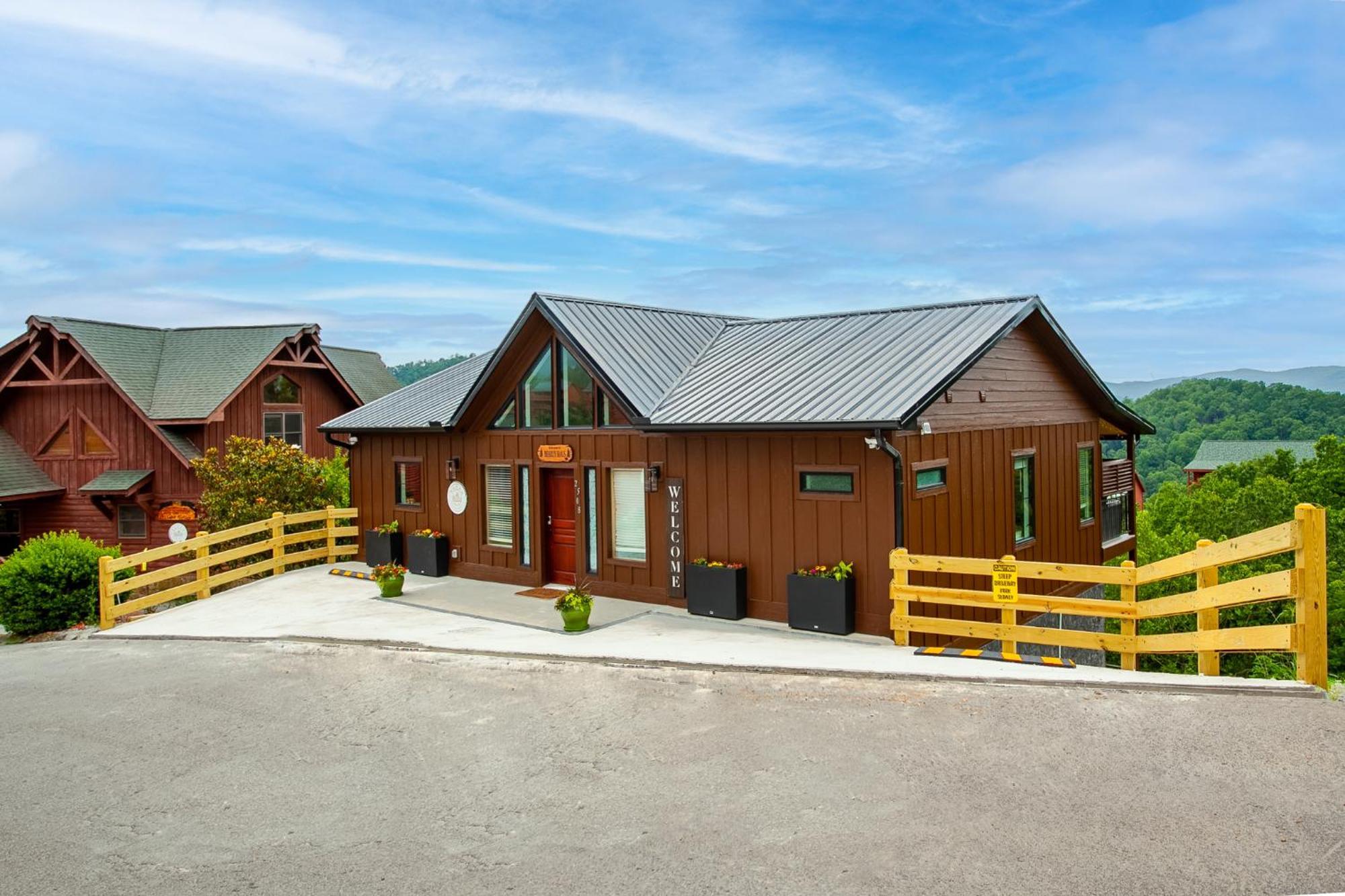 Bearly Haus -views, Hot Tub, Pool & Xbox! Holiday home