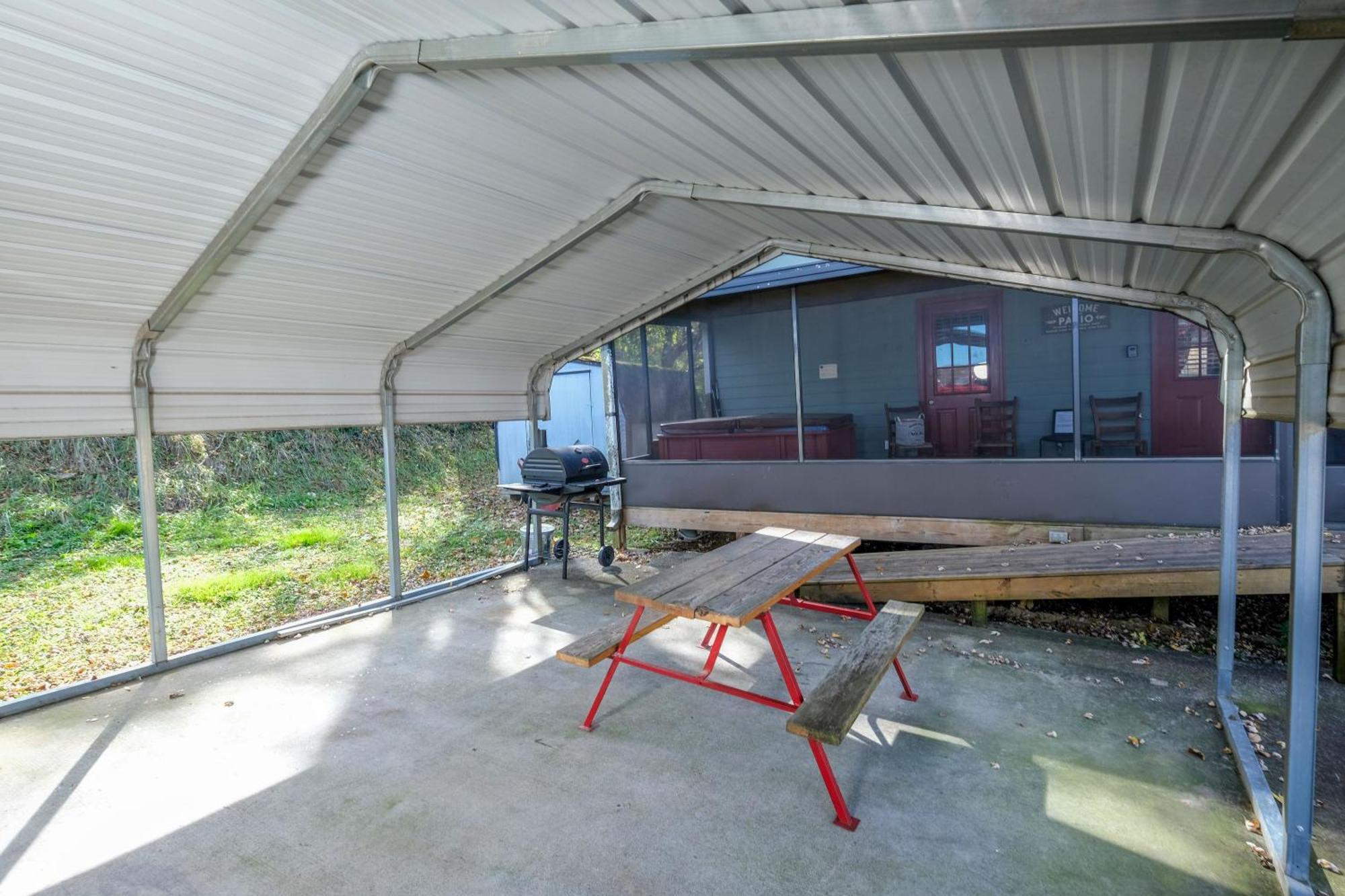 Holiday home Steps Away From Pf Parkway, Pet Friendly, Hot Tub!
