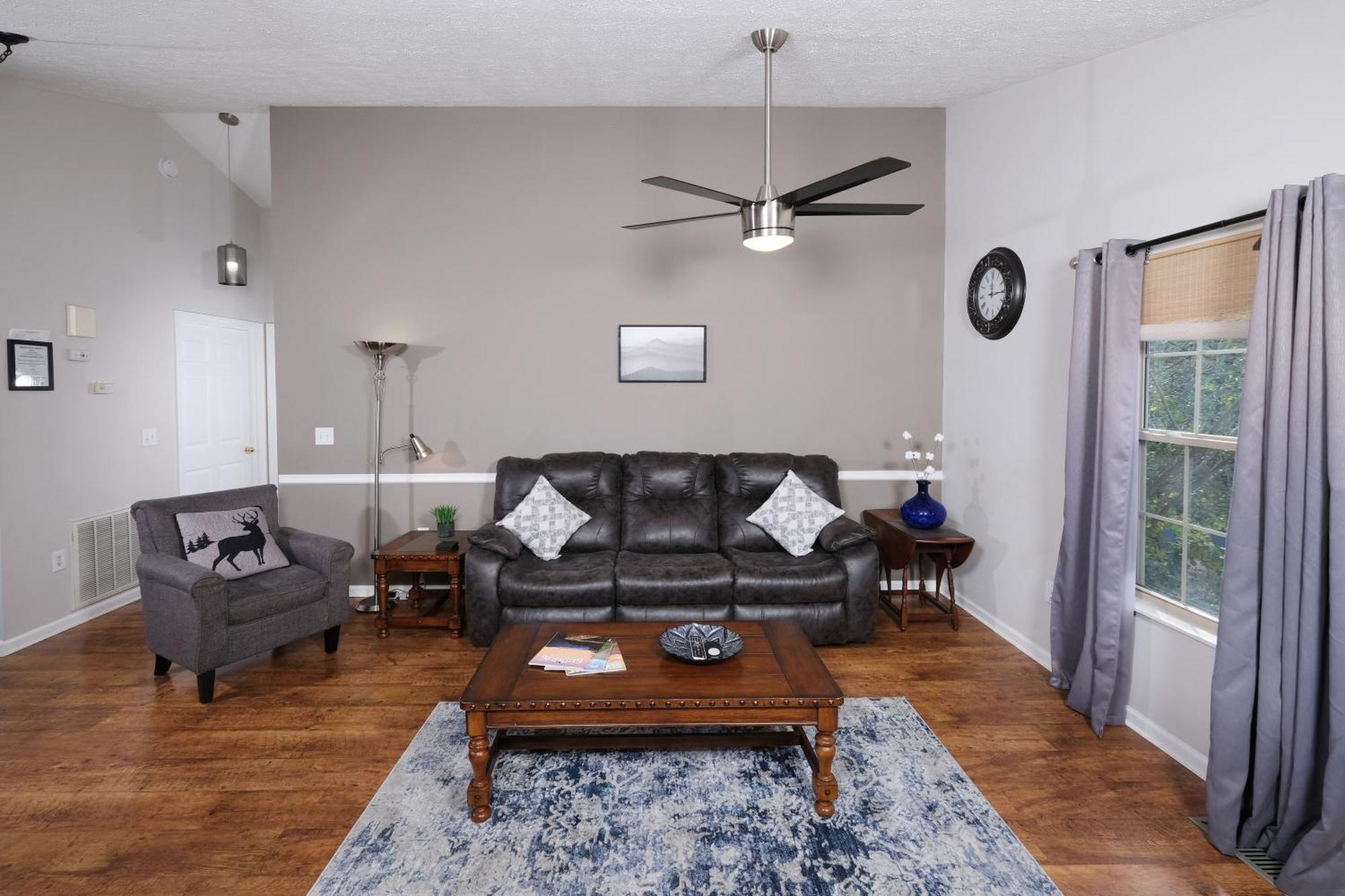 Steps Away From Pf Parkway, Pet Friendly, Hot Tub! Holiday home