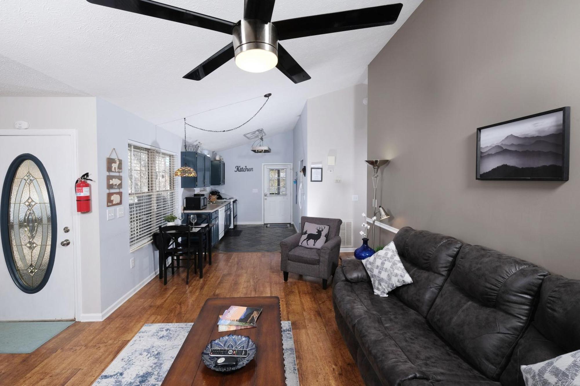Holiday home Steps Away From Pf Parkway, Pet Friendly, Hot Tub! *