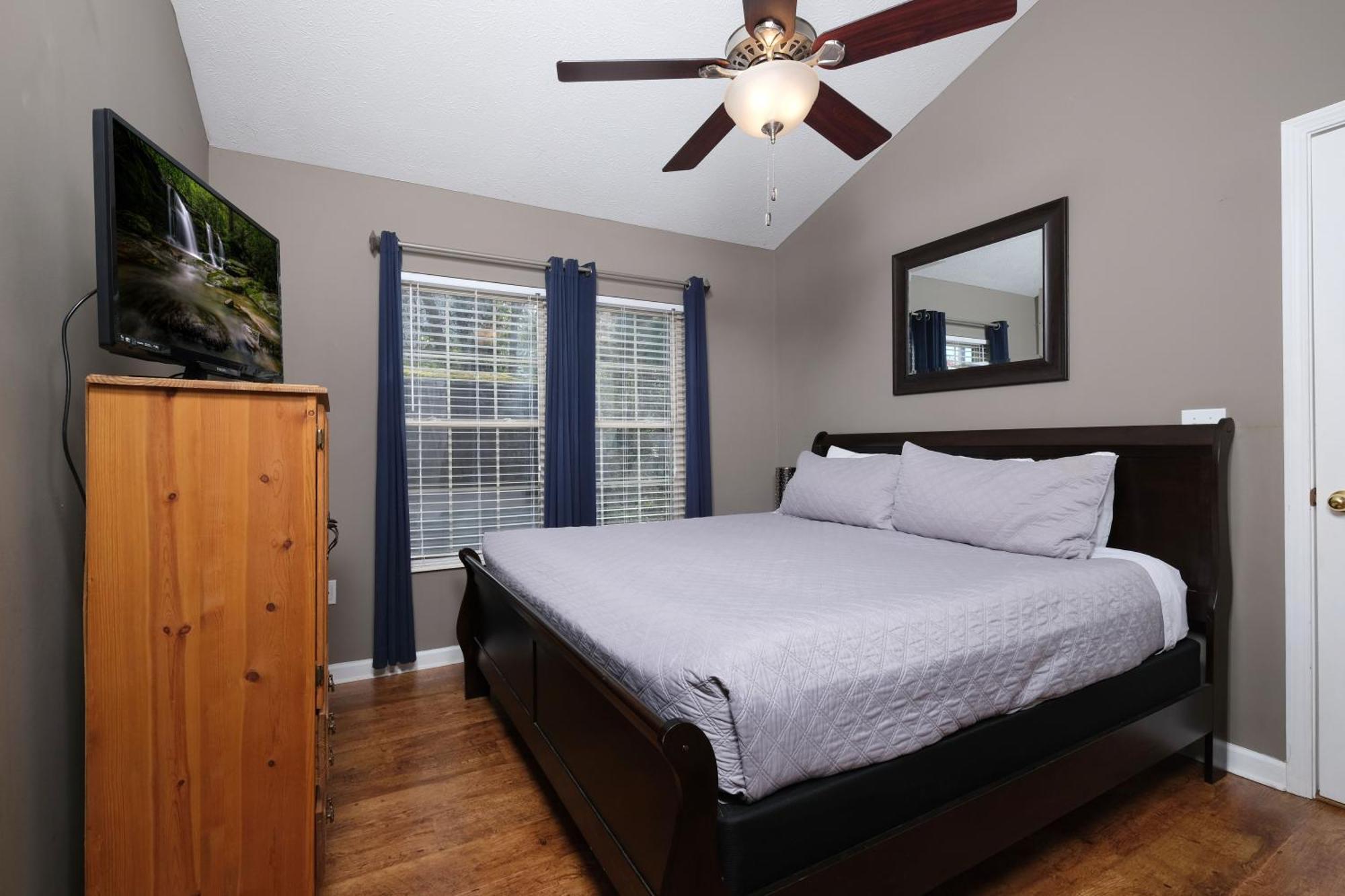Steps Away From Pf Parkway, Pet Friendly, Hot Tub!