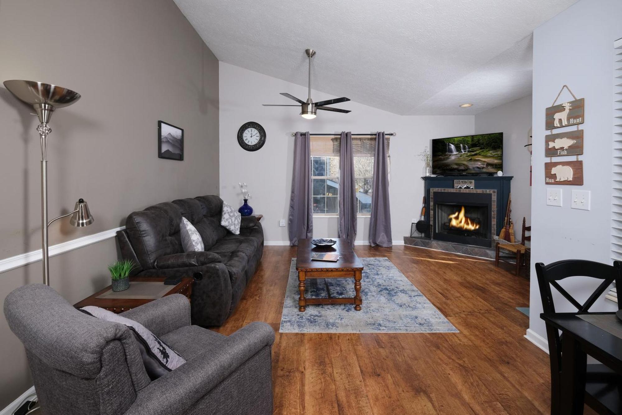 Steps Away From Pf Parkway, Pet Friendly, Hot Tub! Holiday home Pigeon Forge