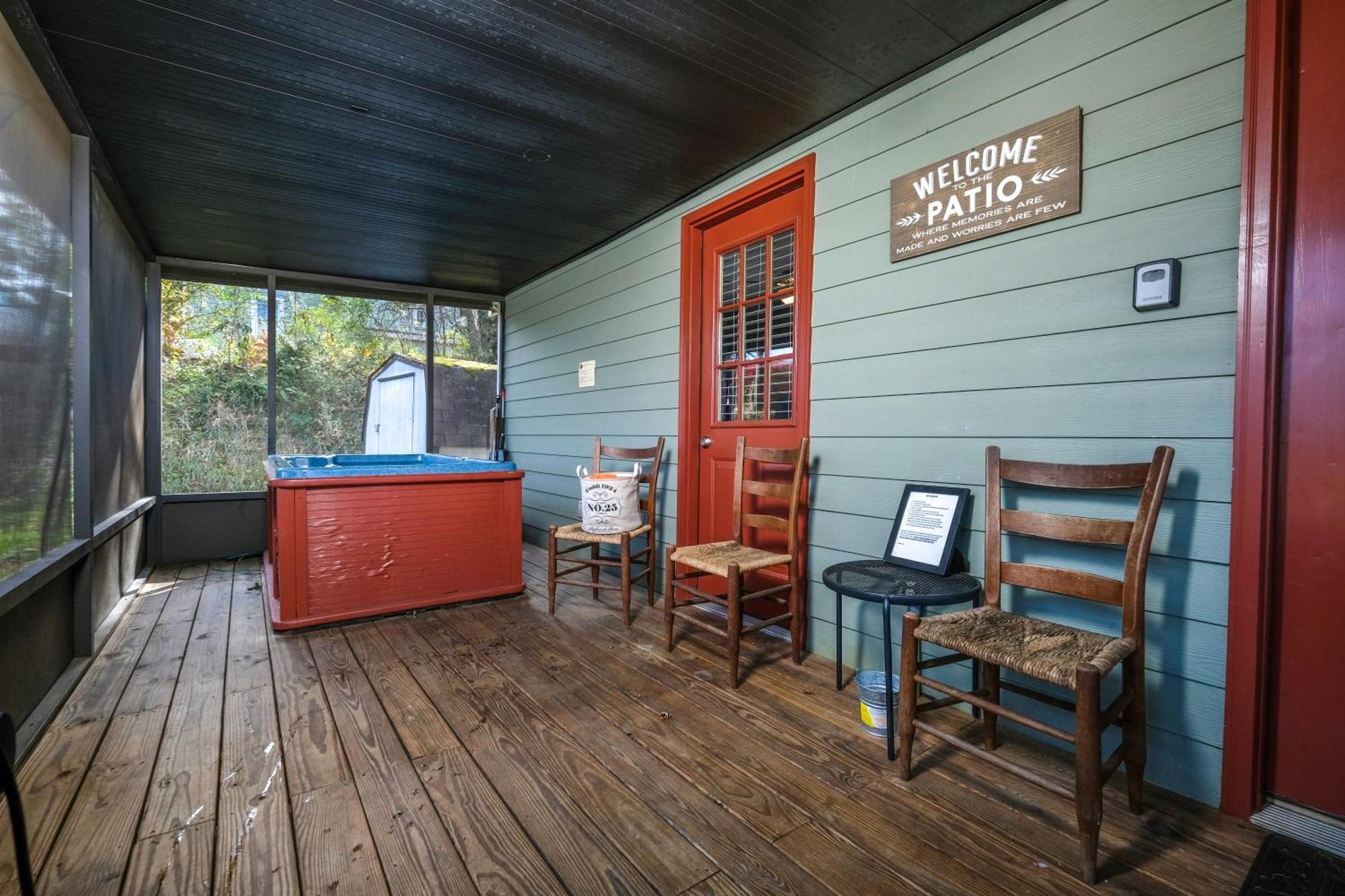 Holiday home Steps Away From Pf Parkway, Pet Friendly, Hot Tub!