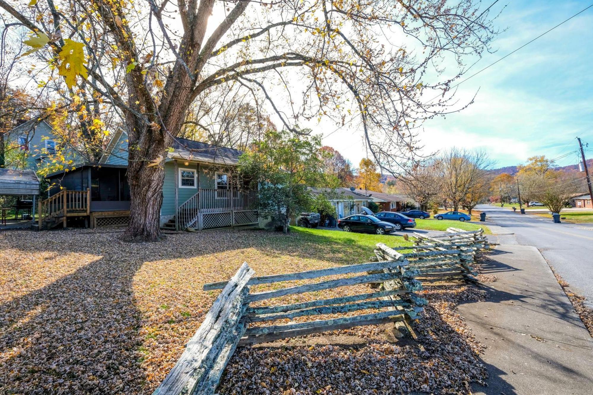 Steps Away From Pf Parkway, Pet Friendly, Hot Tub! Holiday home