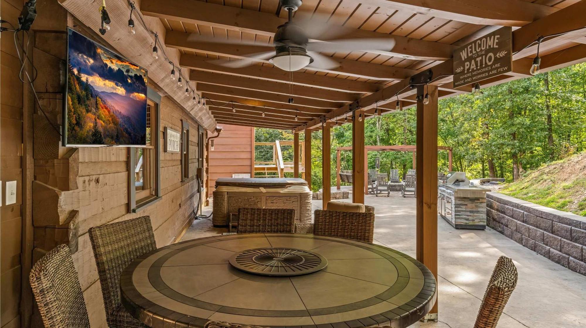 Holiday home Its Got It All Yall - Pool, Theater, Arcade, Fire Place, Firepit, Hot Tub Pigeon Forge