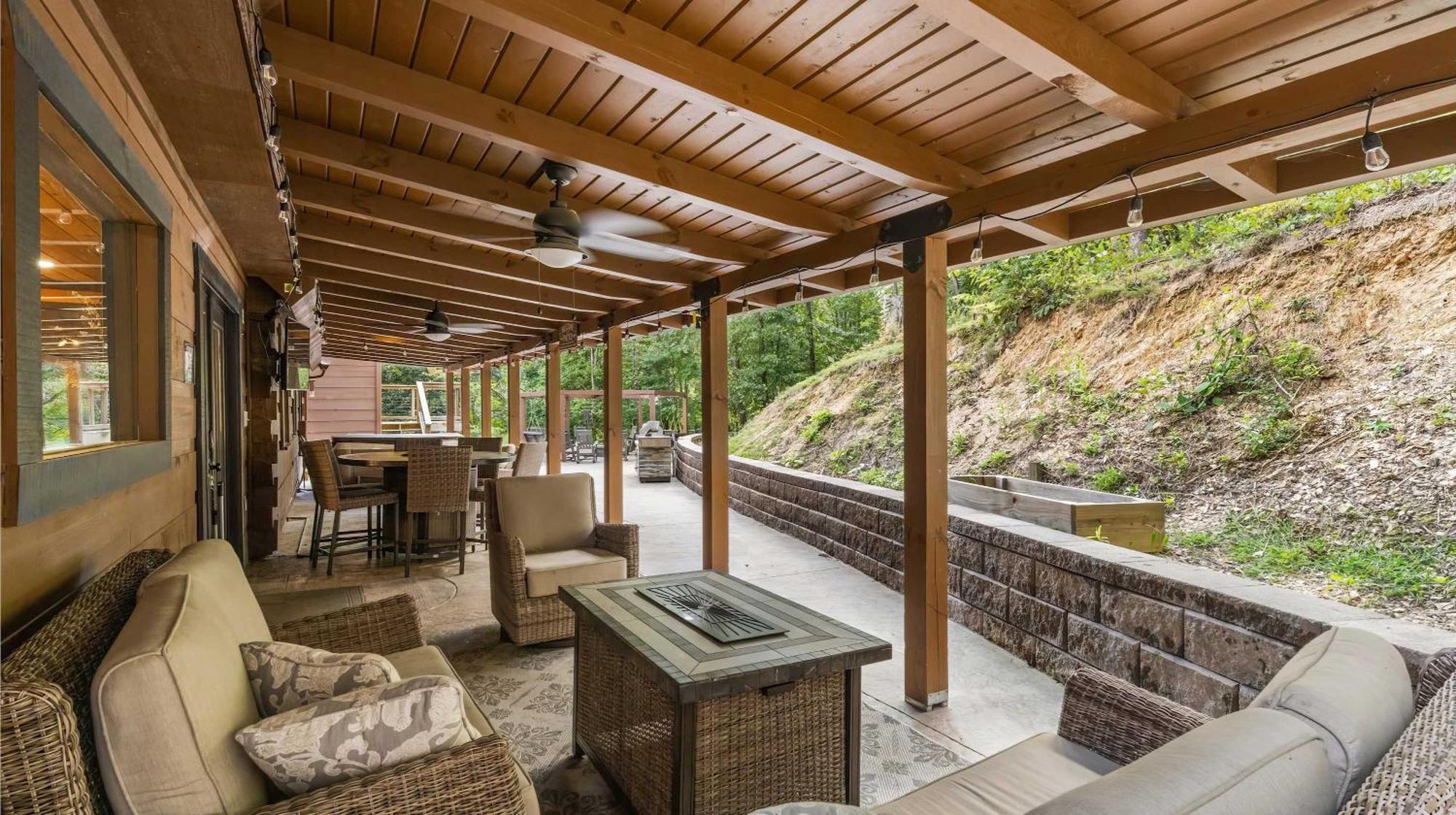 Its Got It All Yall - Pool, Theater, Arcade, Fire Place, Firepit, Hot Tub * Pigeon Forge