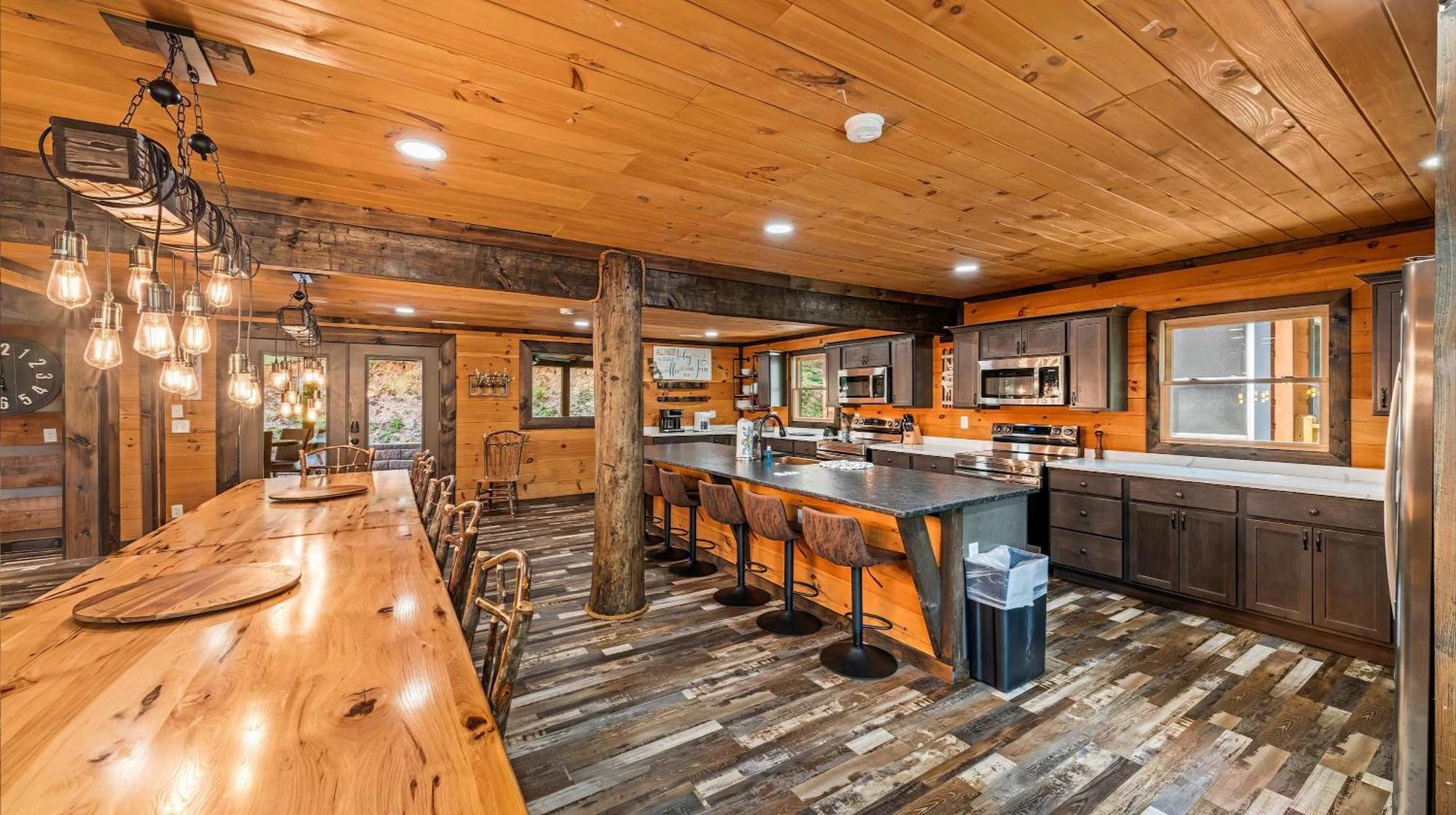 Its Got It All Yall - Pool, Theater, Arcade, Fire Place, Firepit, Hot Tub * Pigeon Forge
