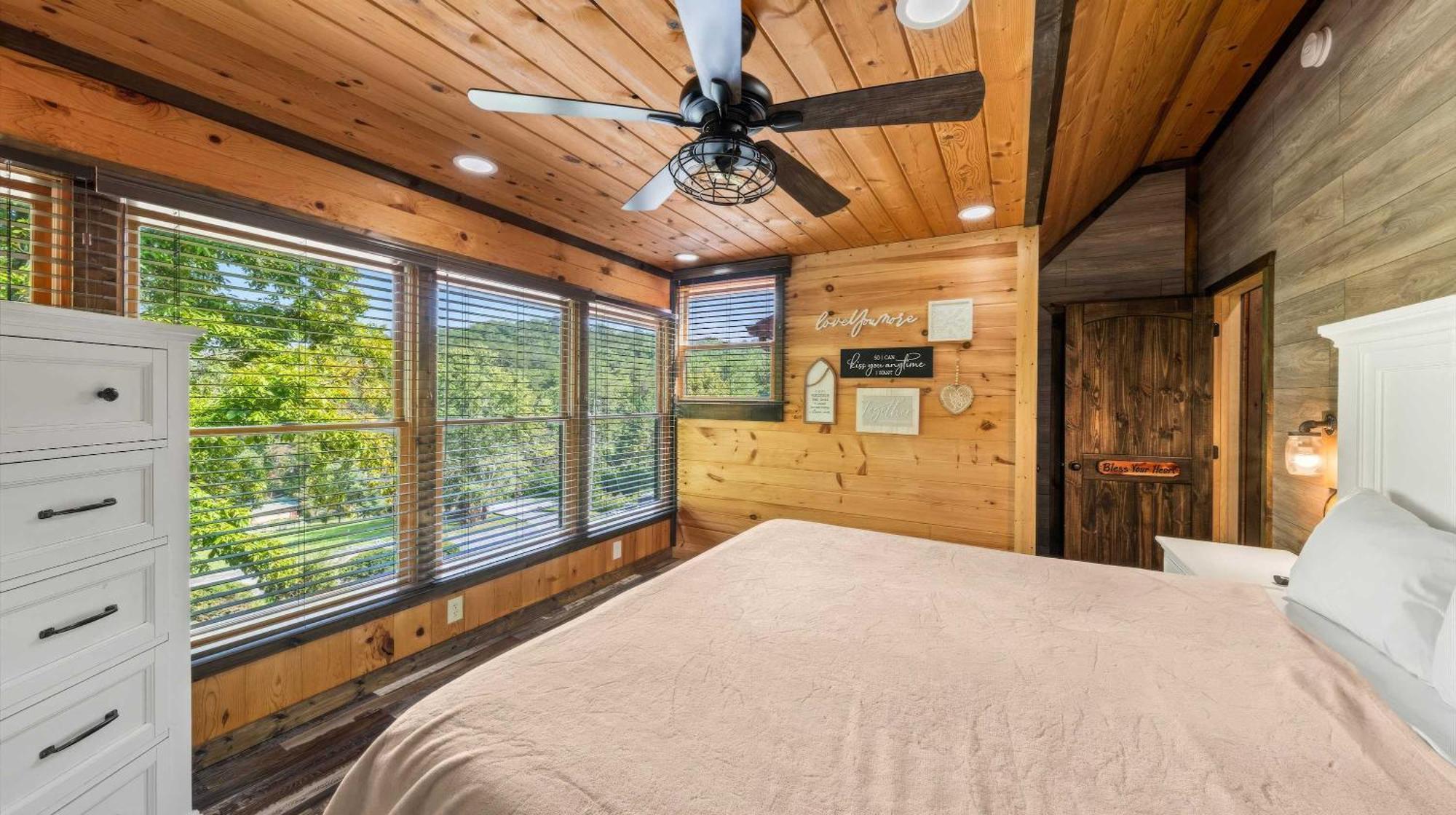 Holiday home Its Got It All Yall - Pool, Theater, Arcade, Fire Place, Firepit, Hot Tub Pigeon Forge