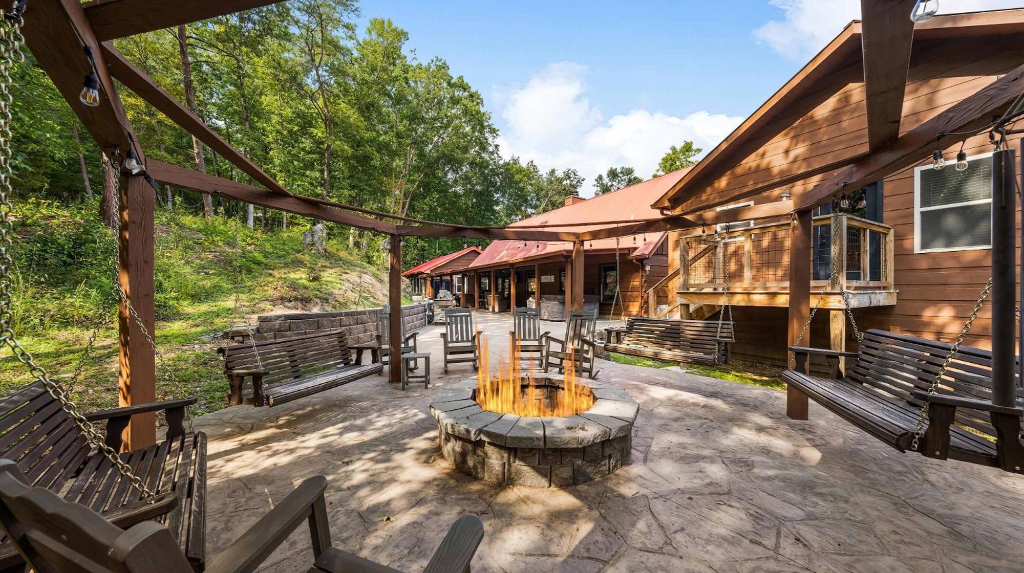 Its Got It All Yall - Pool, Theater, Arcade, Fire Place, Firepit, Hot Tub Holiday home Pigeon Forge