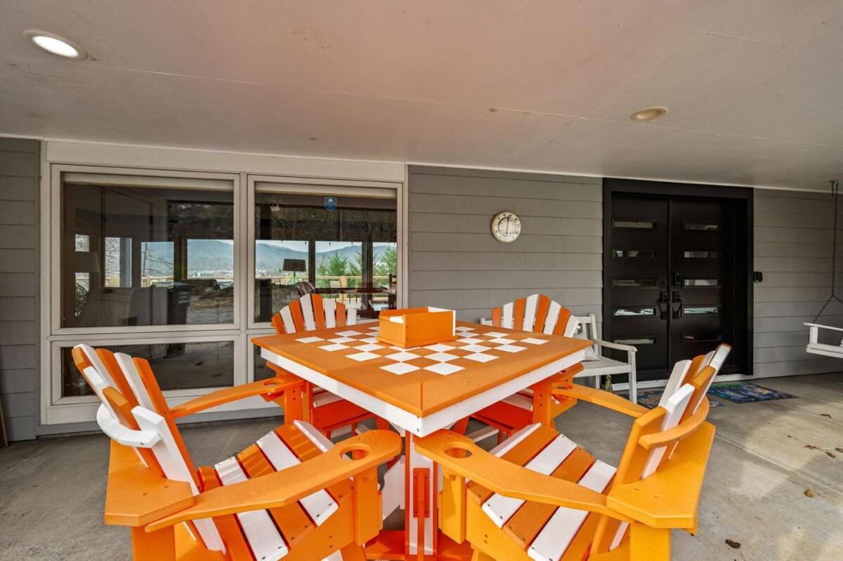 Lux,hottub,game Room,central Location,mountain View