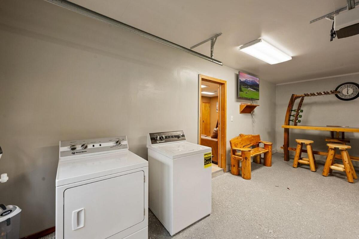 Lux,hottub,game Room,central Location,mountain View Holiday home
