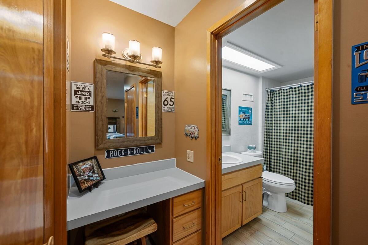 Lux,hottub,game Room,central Location,mountain View Holiday home *
