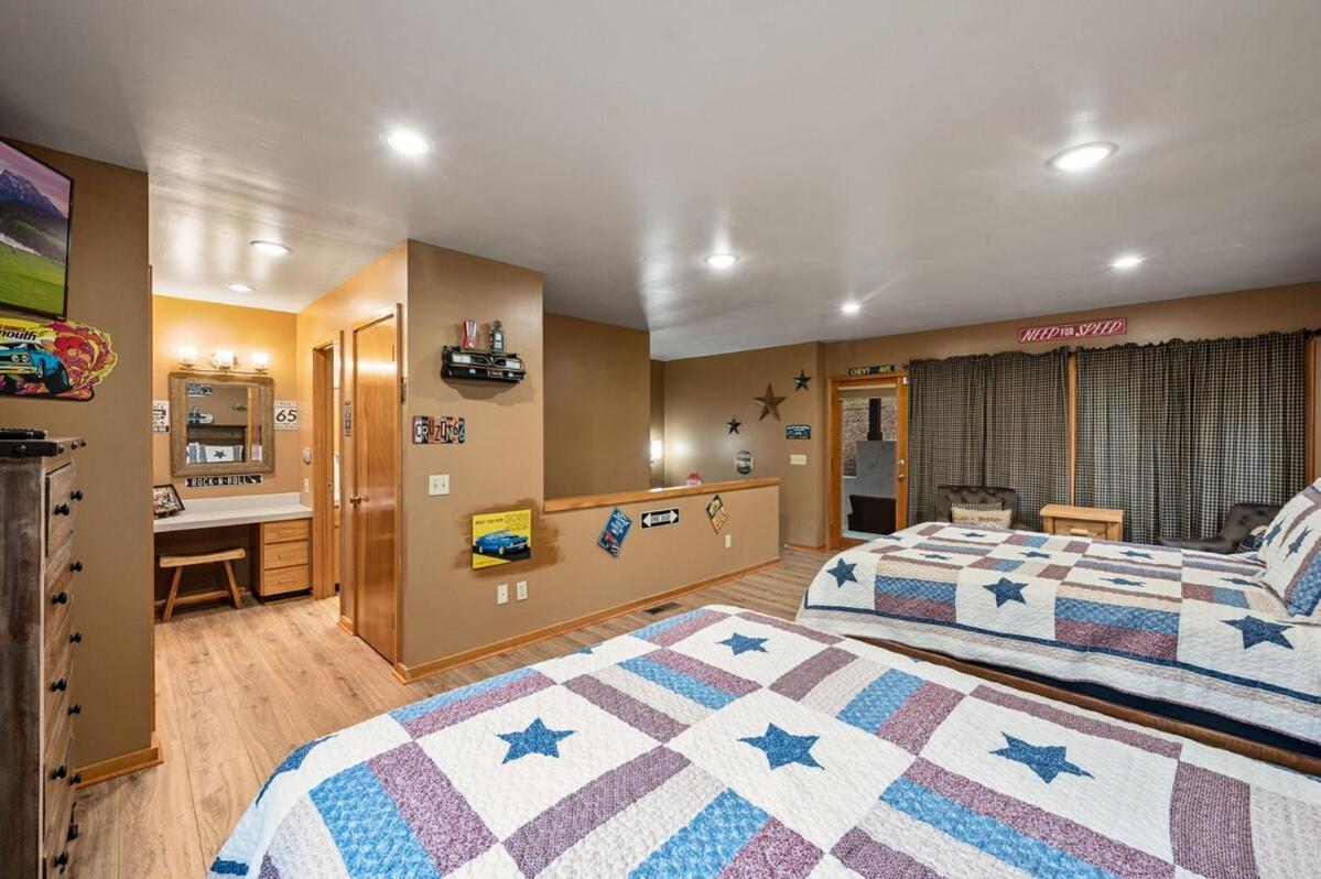 Lux,hottub,game Room,central Location,mountain View Pigeon Forge