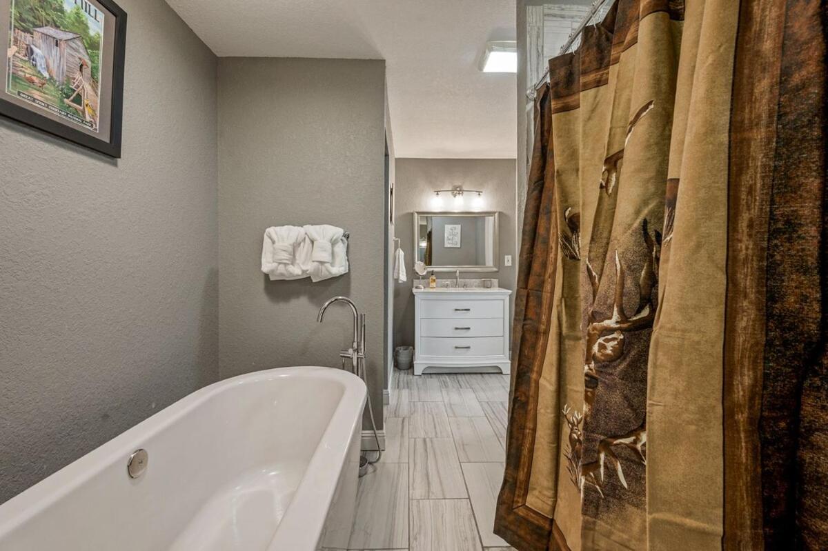 Lux,hottub,game Room,central Location,mountain View Holiday home