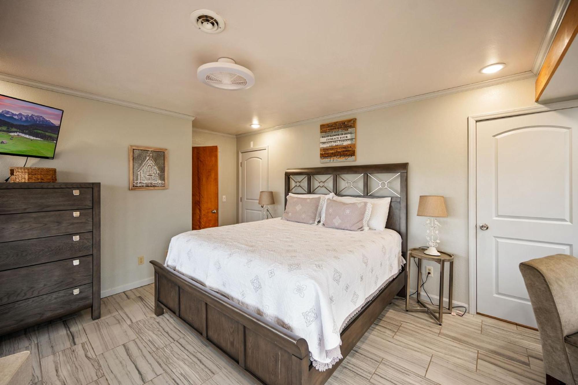 Lux,hottub,game Room,central Location,mountain View Holiday home