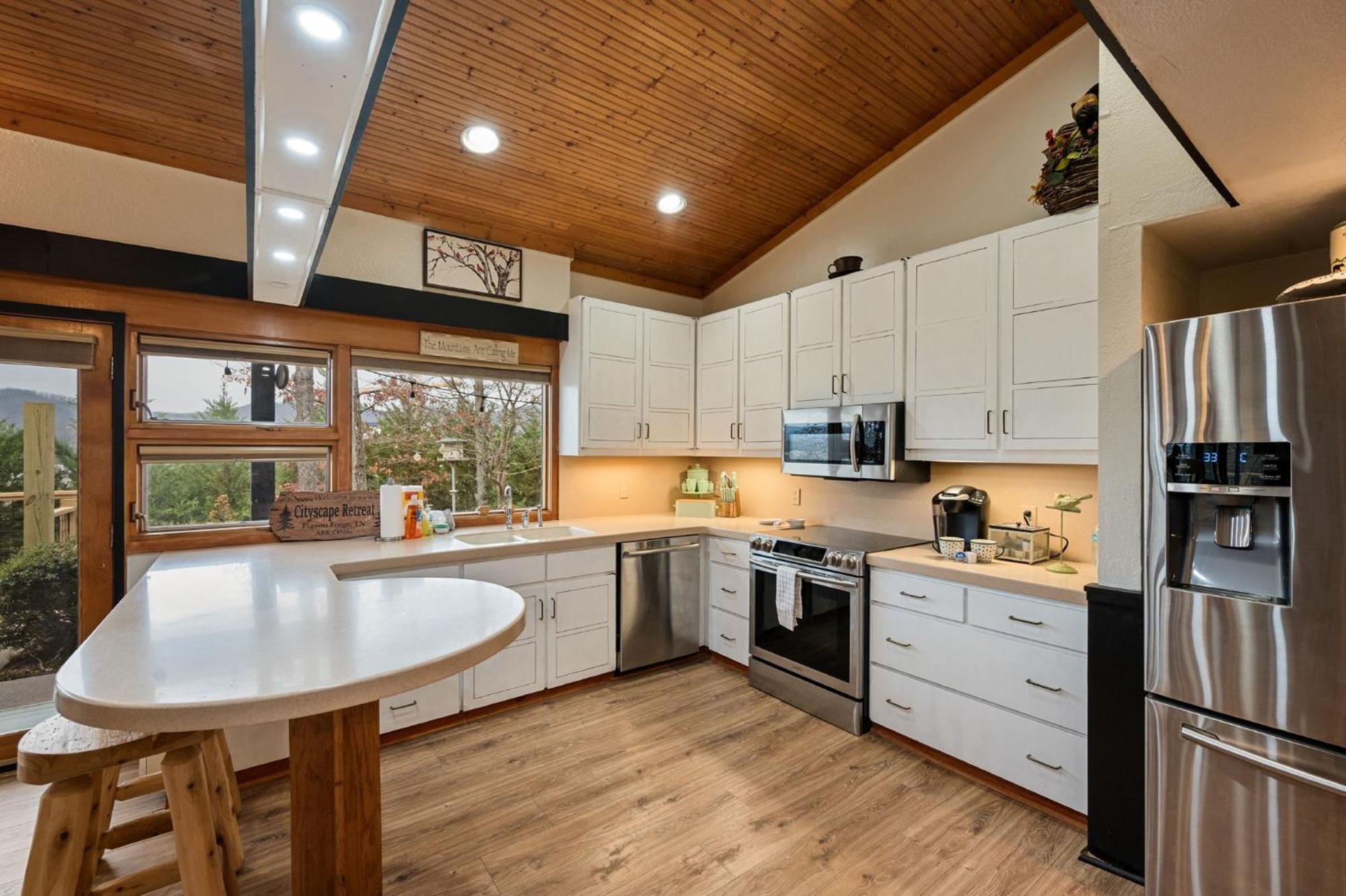 Lux,hottub,game Room,central Location,mountain View