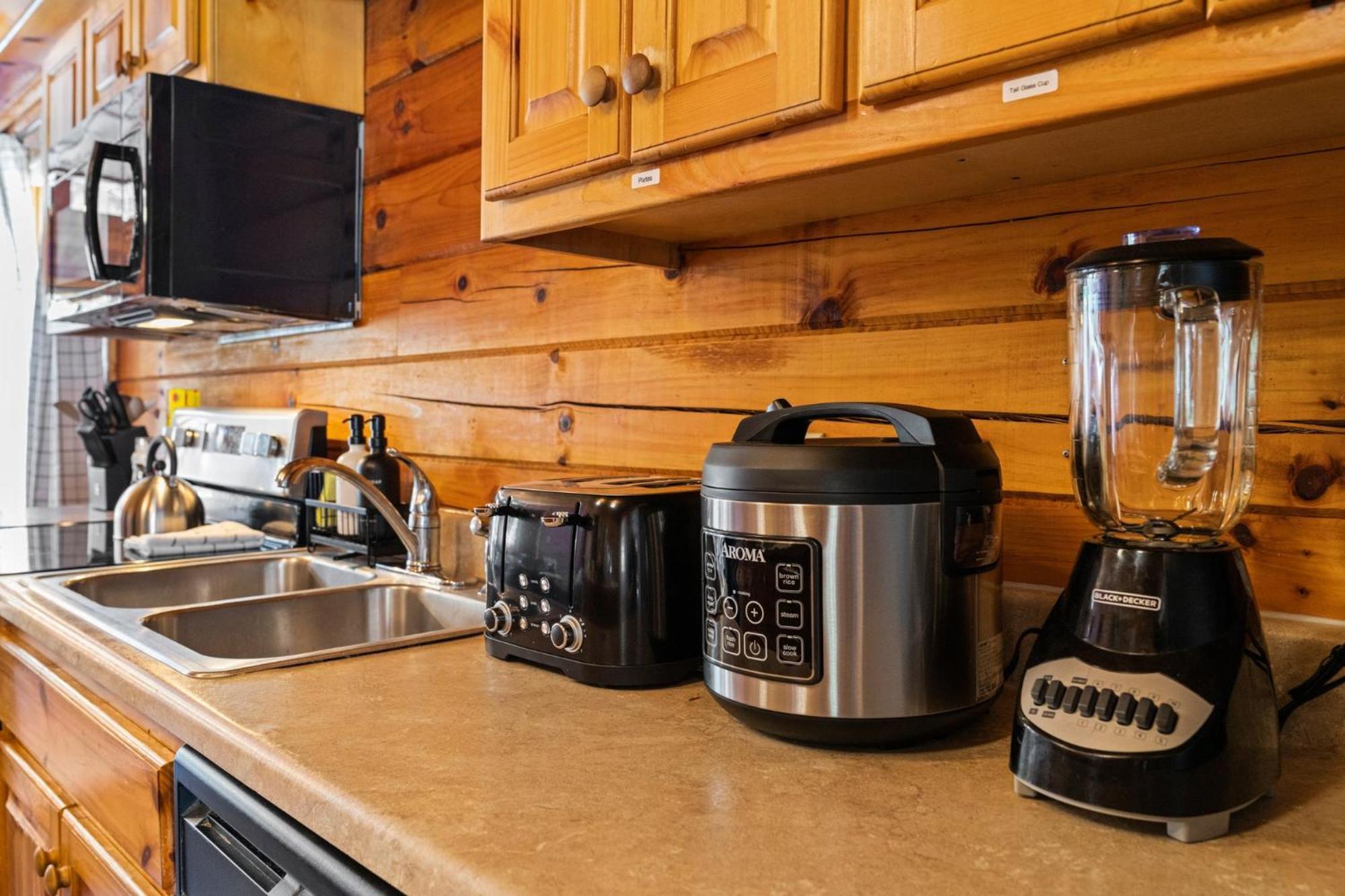 5br5ba With Game, Fire Pit, Hot Tub *