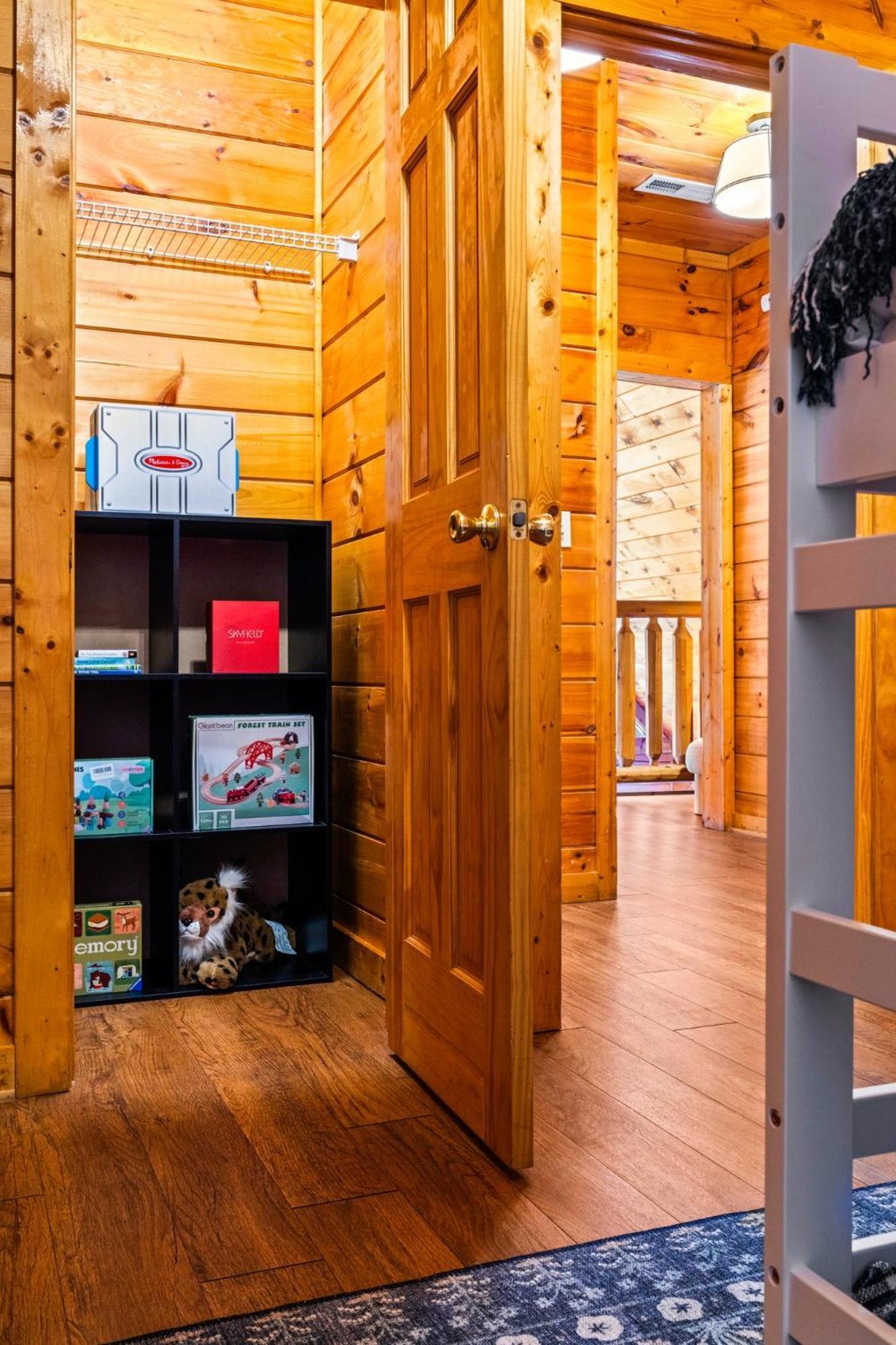5br5ba With Game, Fire Pit, Hot Tub Holiday home *