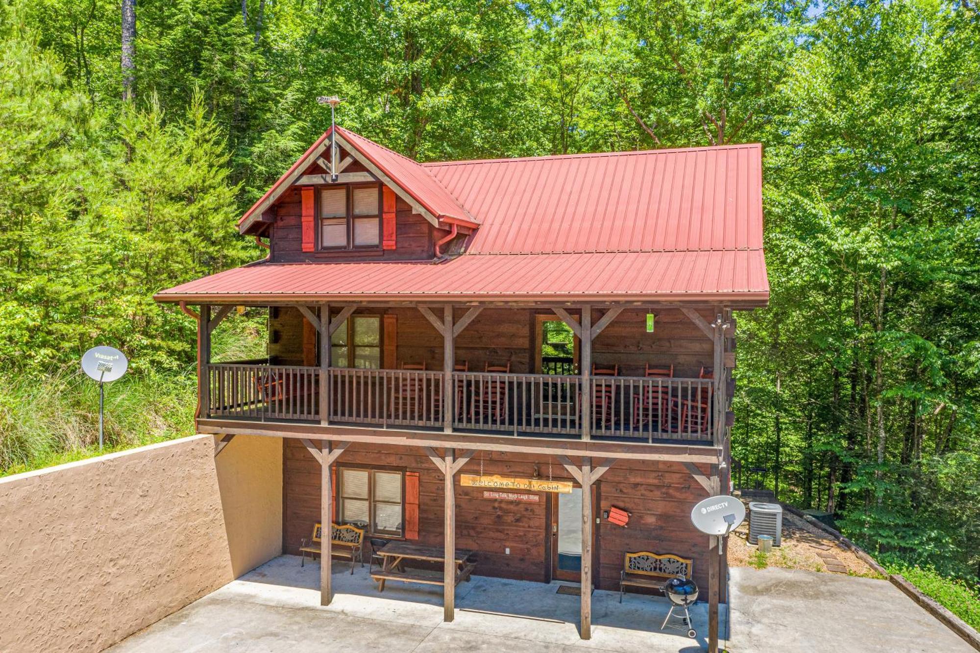 Dog Friendly Secluded Whot-tub & Sleeps 12 Pigeon Forge