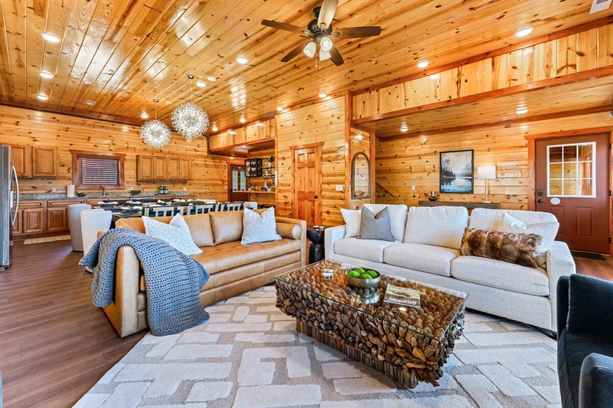 New Luxury Newly Furnished Sleeps 20 Stunning View Heated Indoor Pool With New Mural Arcade Games Theater And Karaoke Holiday home