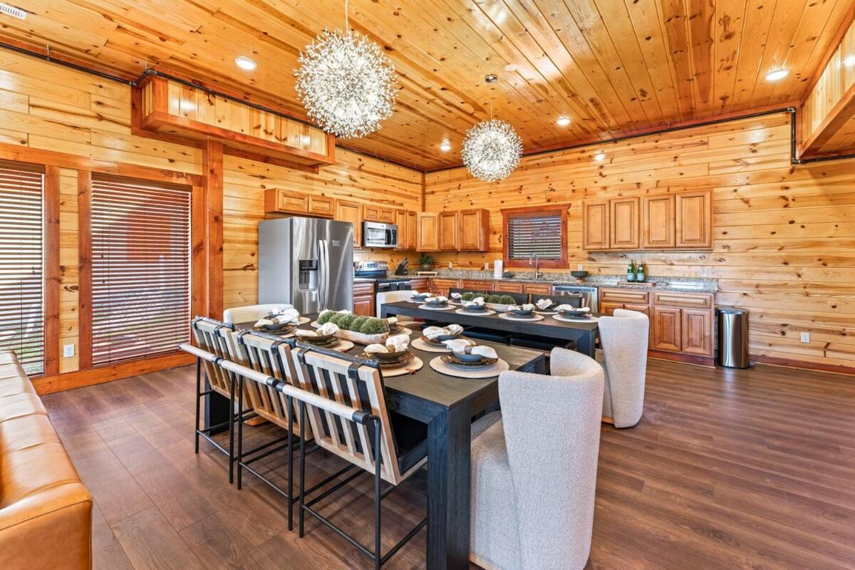 Holiday home New Luxury Newly Furnished Sleeps 20 Stunning View Heated Indoor Pool With New Mural Arcade Games Theater And Karaoke *