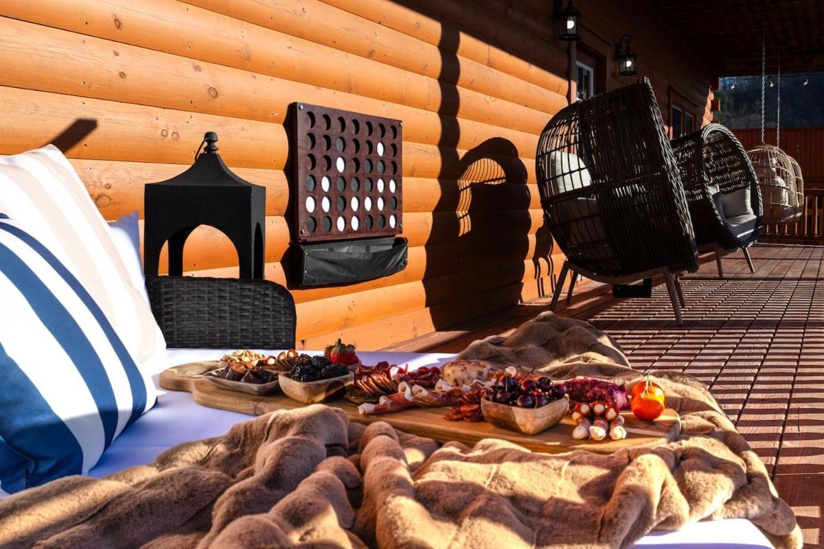 New Luxury Newly Furnished Sleeps 20 Stunning View Heated Indoor Pool With New Mural Arcade Games Theater And Karaoke Holiday home *