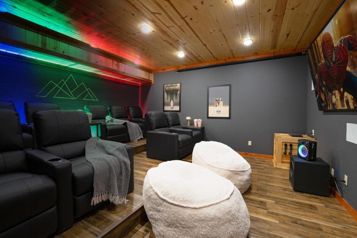New Luxury Newly Furnished Sleeps 20 Stunning View Heated Indoor Pool With New Mural Arcade Games Theater And Karaoke Holiday home Pigeon Forge