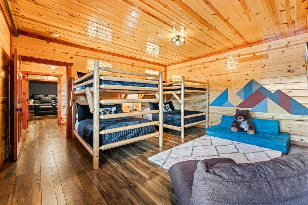 Holiday home New Luxury Newly Furnished Sleeps 20 Stunning View Heated Indoor Pool With New Mural Arcade Games Theater And Karaoke