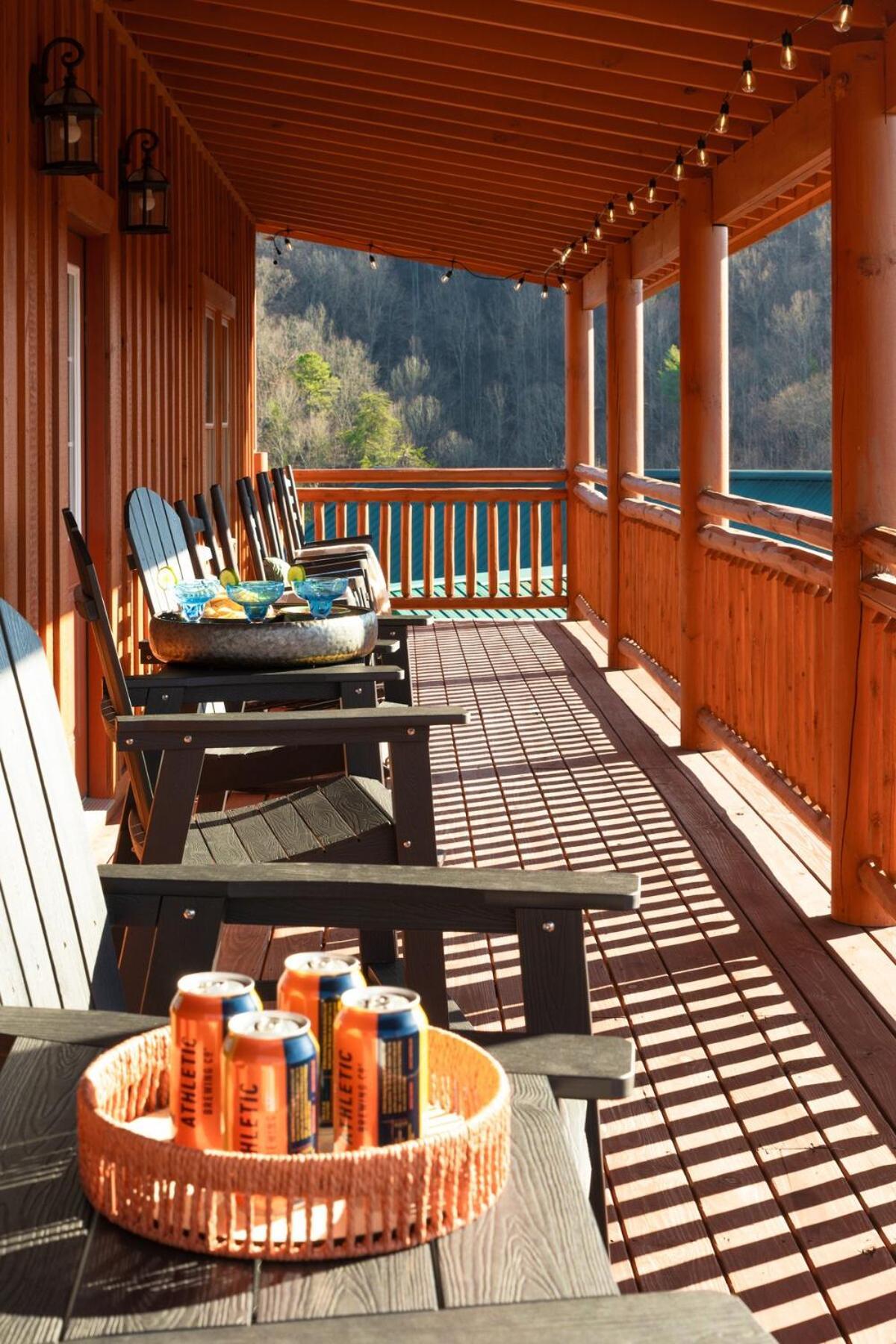 New Luxury Newly Furnished Sleeps 20 Stunning View Heated Indoor Pool With New Mural Arcade Games Theater And Karaoke Holiday home *