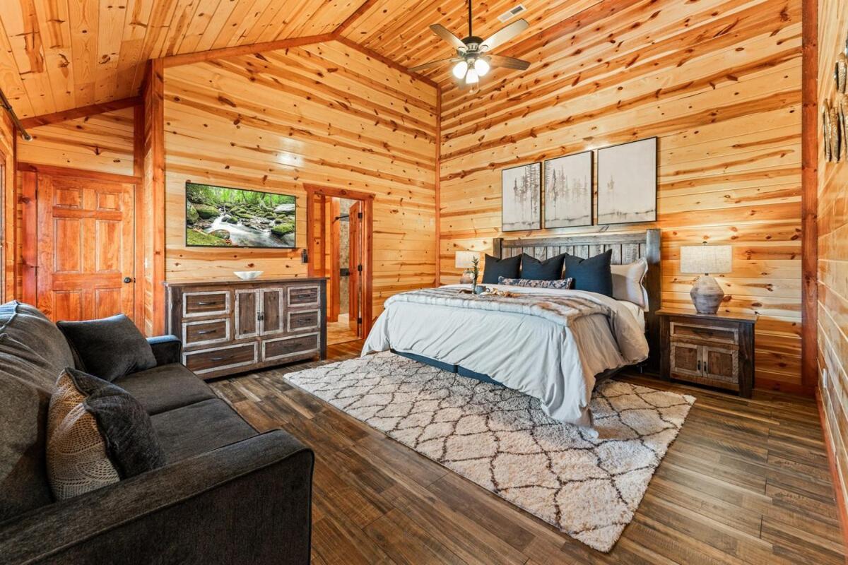 New Luxury Newly Furnished Sleeps 20 Stunning View Heated Indoor Pool With New Mural Arcade Games Theater And Karaoke * Pigeon Forge