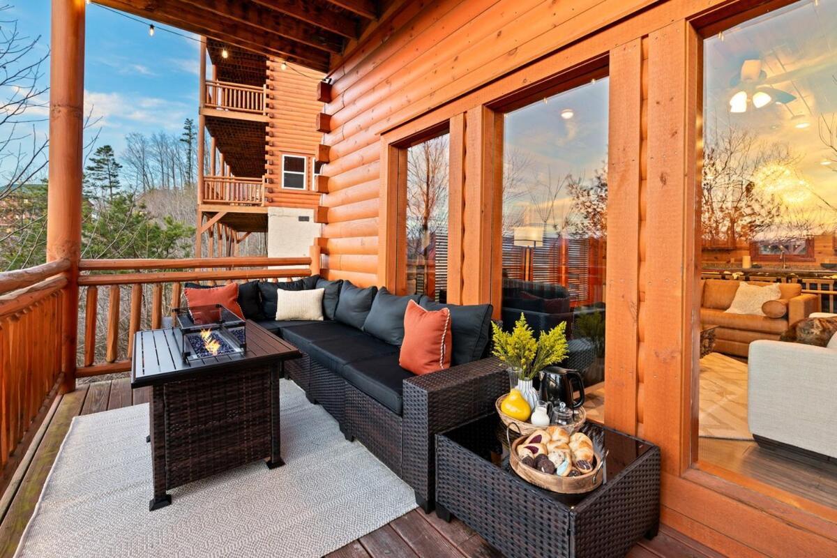 New Luxury Newly Furnished Sleeps 20 Stunning View Heated Indoor Pool With New Mural Arcade Games Theater And Karaoke Holiday home *