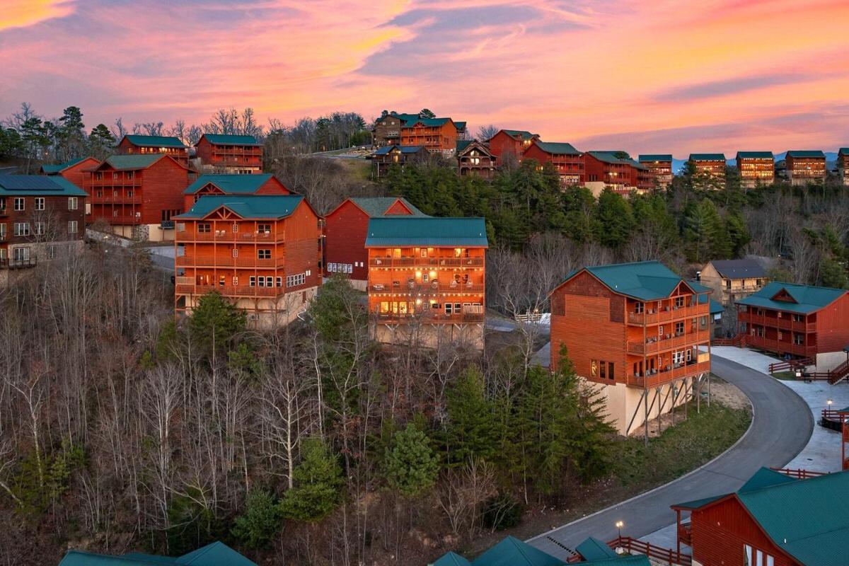 New Luxury Newly Furnished Sleeps 20 Stunning View Heated Indoor Pool With New Mural Arcade Games Theater And Karaoke Holiday home *