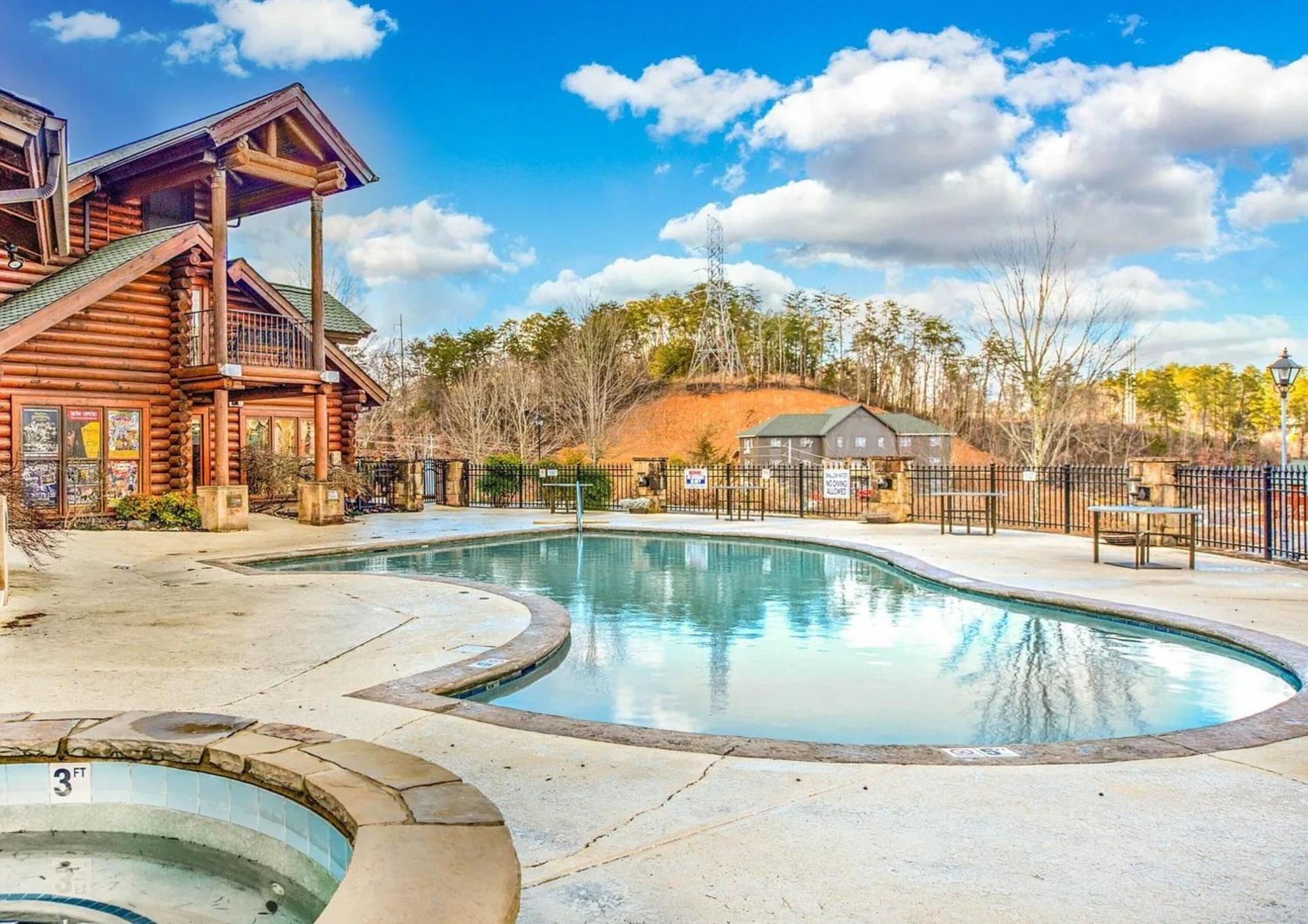 Apartment At Dollywood Lane