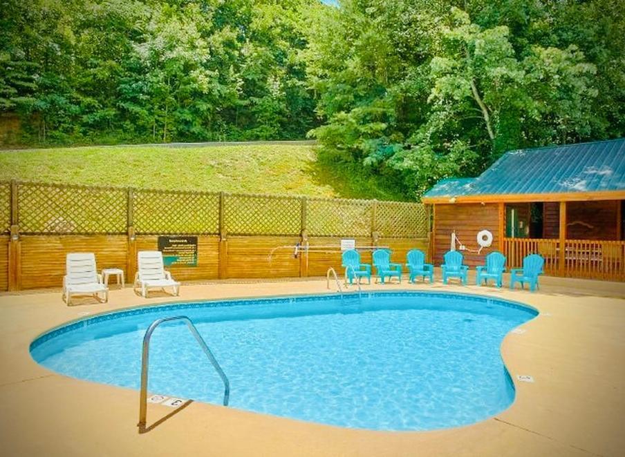 Chalet Cabin For Groups Getaway! Top Location, Grill, Wifi & Workstation, Hot Tub & Game Room Pigeon Forge