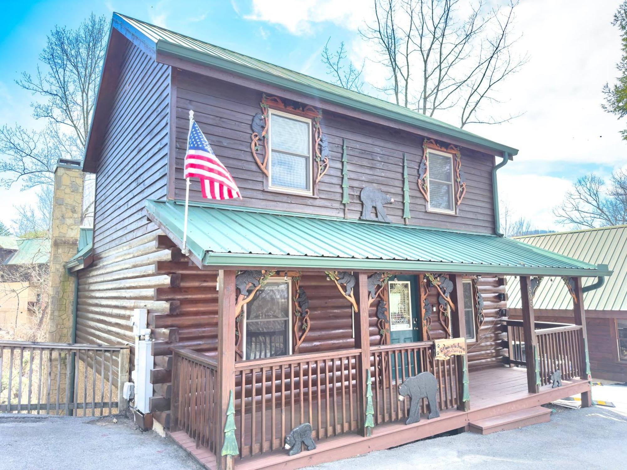 Chalet Cabin For Groups Getaway! Top Location, Grill, Wifi & Workstation, Hot Tub & Game Room