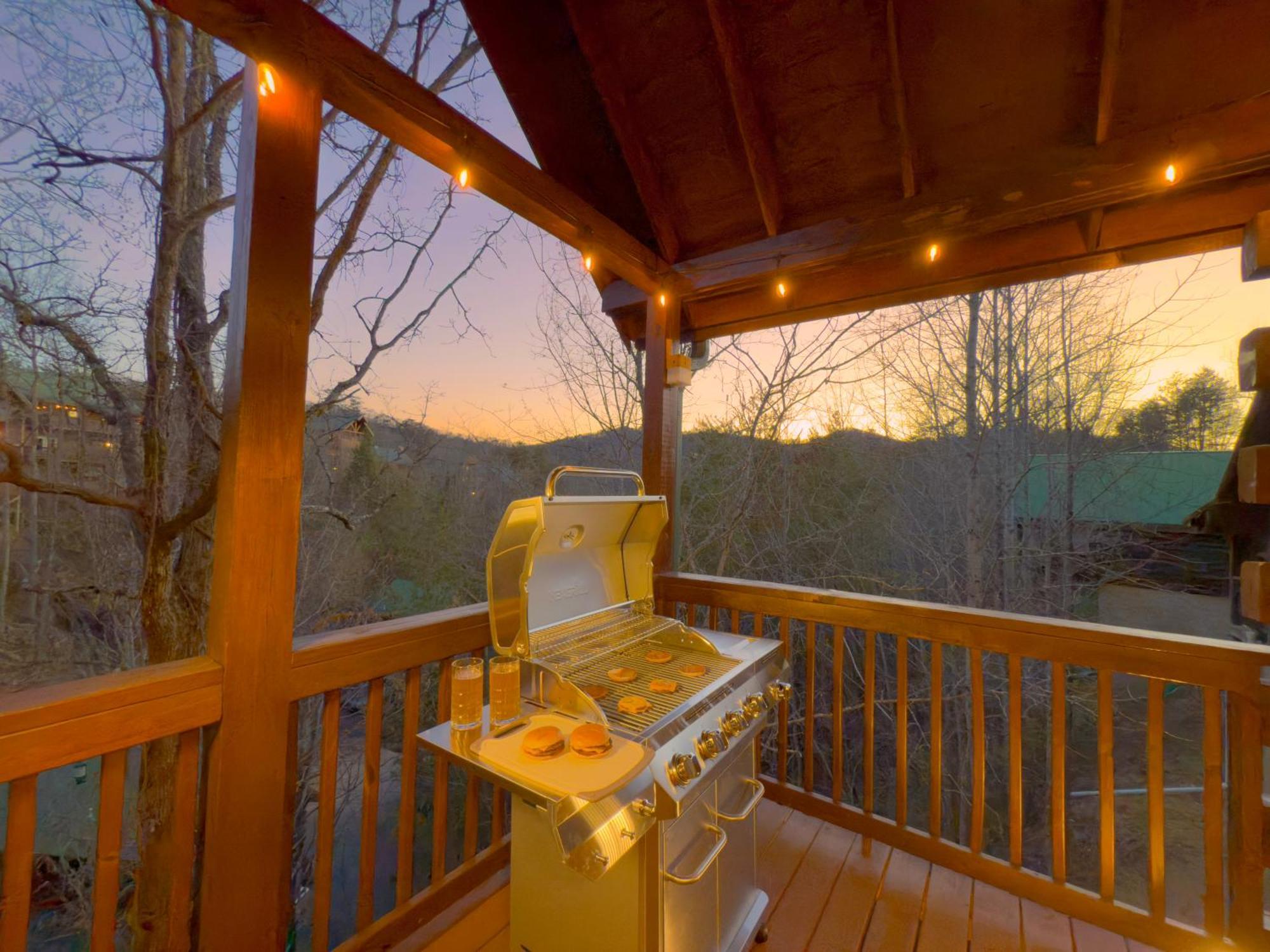Cabin For Groups Getaway! Top Location, Grill, Wifi & Workstation, Hot Tub & Game Room Pigeon Forge