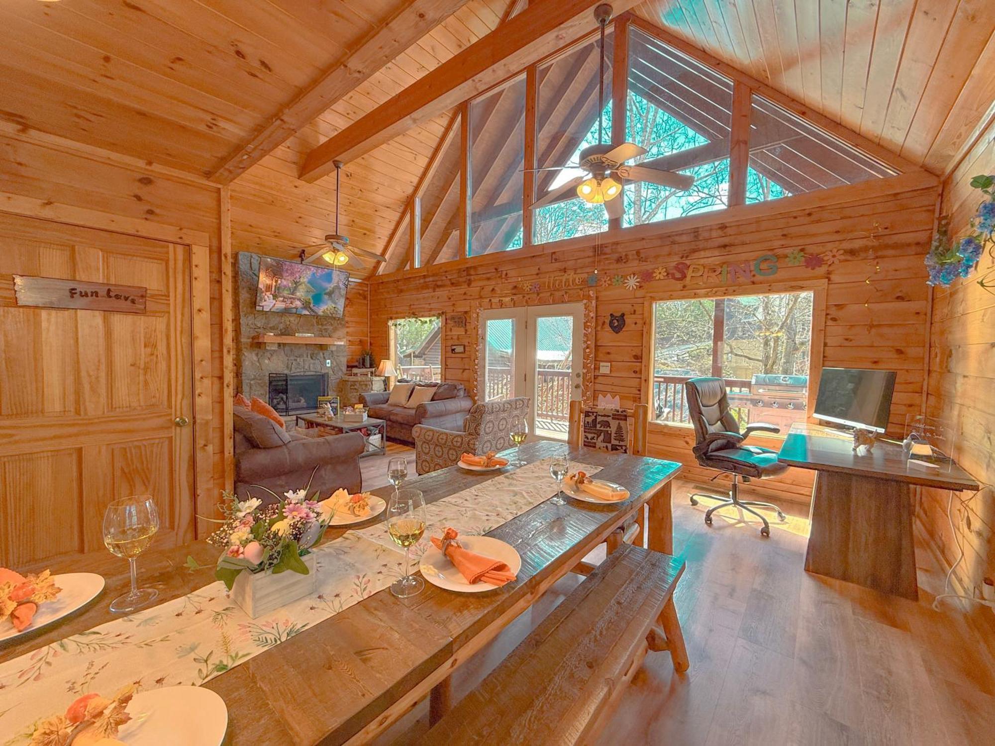 Cabin For Groups Getaway! Top Location, Grill, Wifi & Workstation, Hot Tub & Game Room