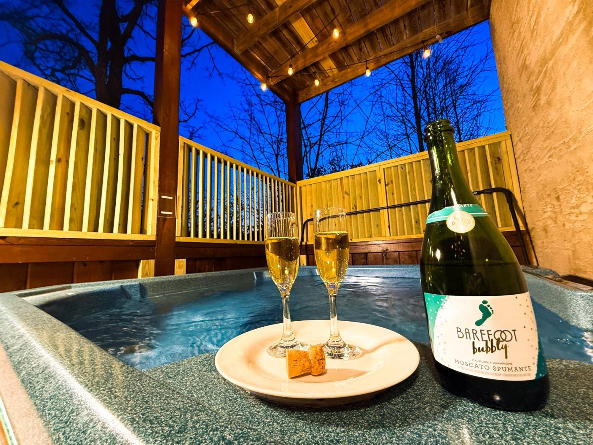 Cabin For Groups Getaway! Top Location, Grill, Wifi & Workstation, Hot Tub & Game Room * Pigeon Forge