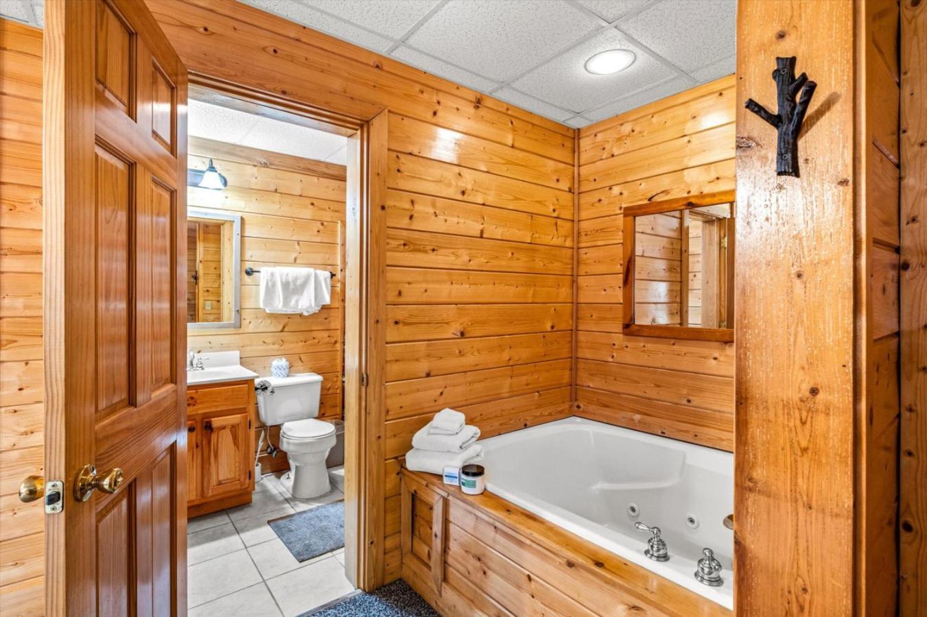 Starry Mountain View- Hot Tub - Pool Table - Prime Location