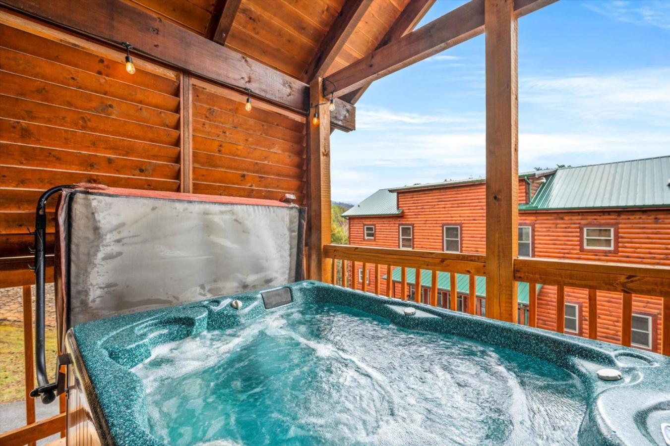 Starry Mountain View- Hot Tub - Pool Table - Prime Location * Pigeon Forge