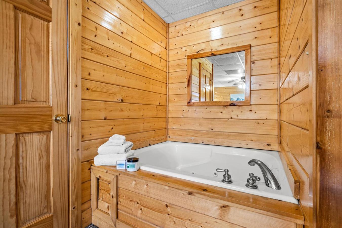 Starry Mountain View- Hot Tub - Pool Table - Prime Location