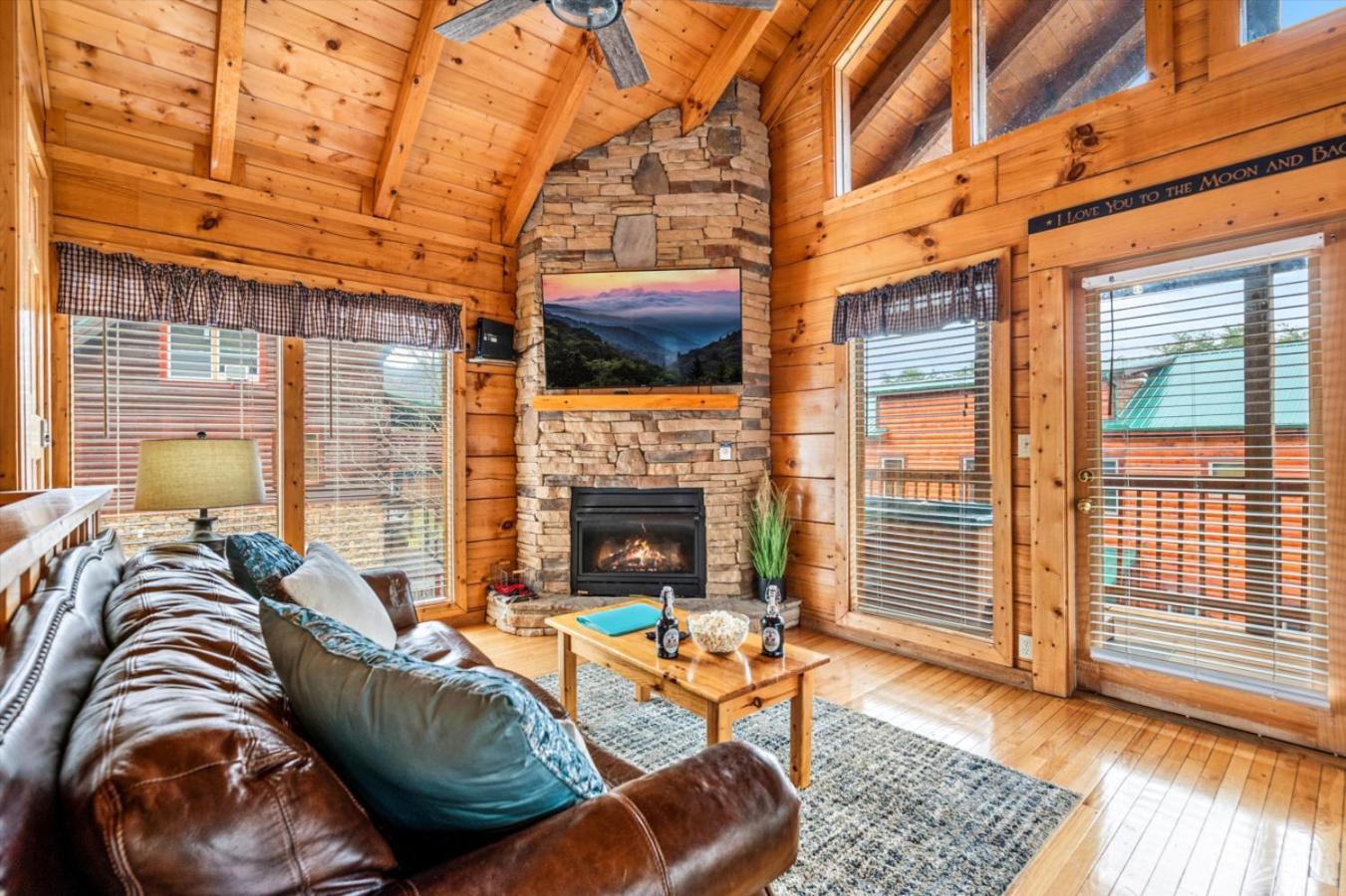 Starry Mountain View- Hot Tub - Pool Table - Prime Location Holiday home *