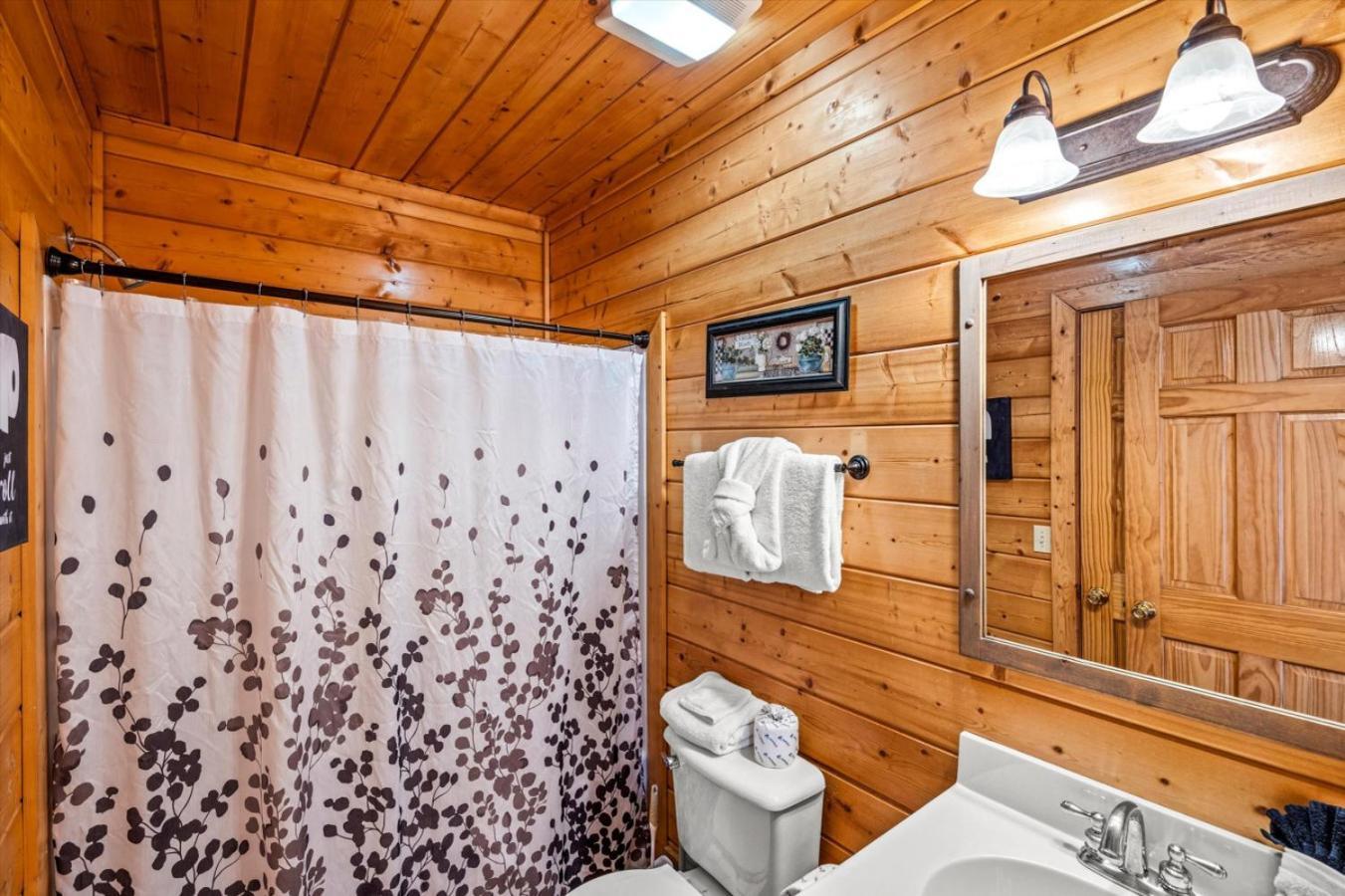 Starry Mountain View- Hot Tub - Pool Table - Prime Location Holiday home Pigeon Forge