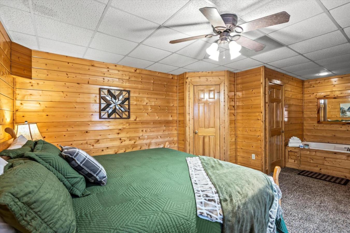 Starry Mountain View- Hot Tub - Pool Table - Prime Location Pigeon Forge