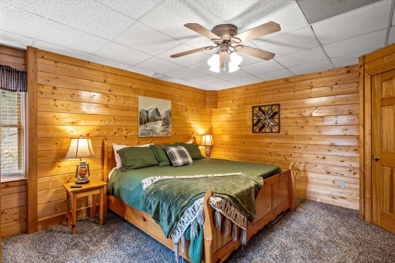 Starry Mountain View- Hot Tub - Pool Table - Prime Location *