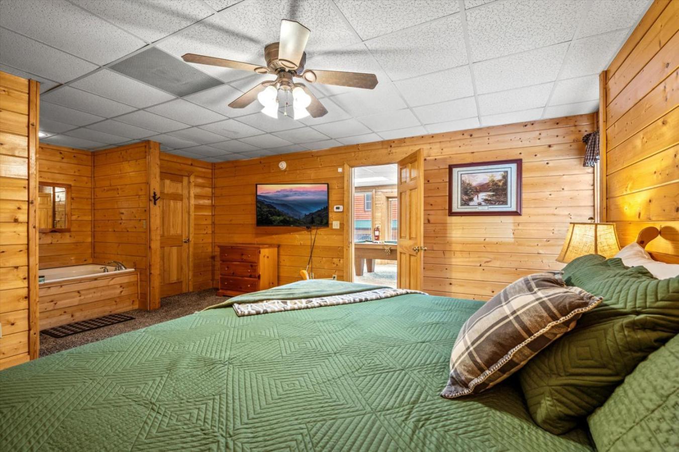 Starry Mountain View- Hot Tub - Pool Table - Prime Location Holiday home Pigeon Forge