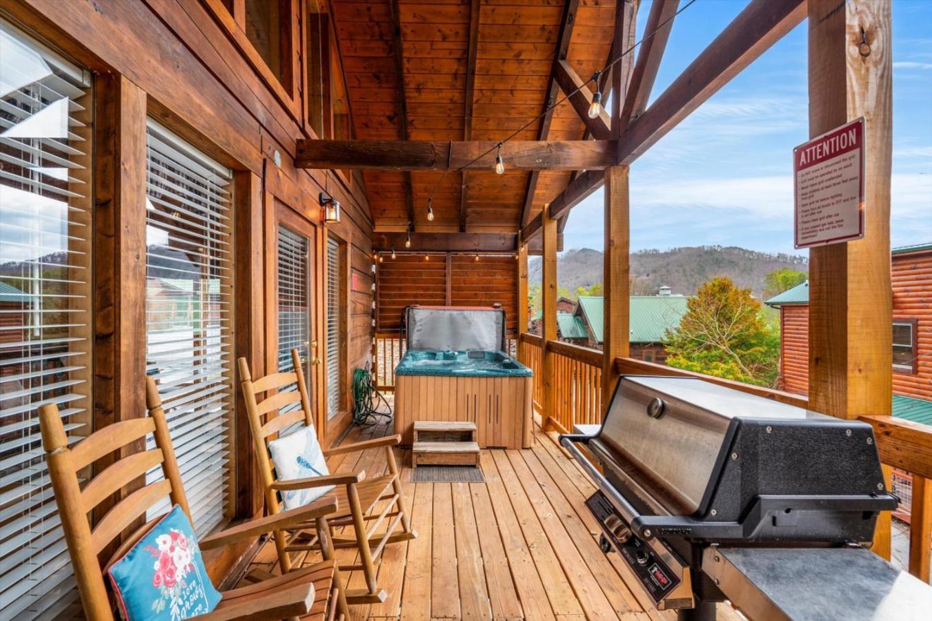 Starry Mountain View- Hot Tub - Pool Table - Prime Location Pigeon Forge