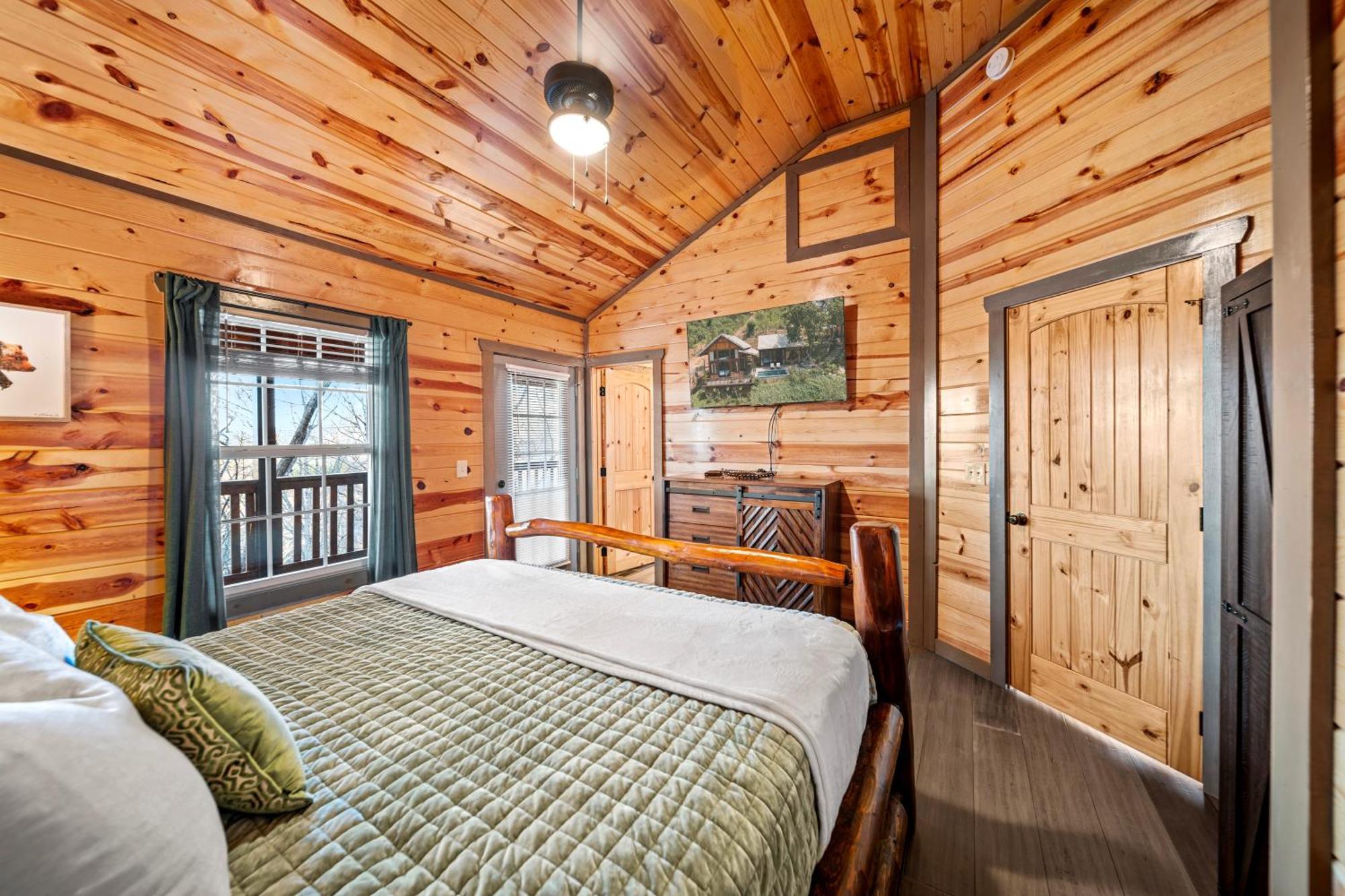 Holiday home Indoor Heated Pool, Alpine Resort Near Dollywood, Theater & Game Room, Hot Tub Pigeon Forge