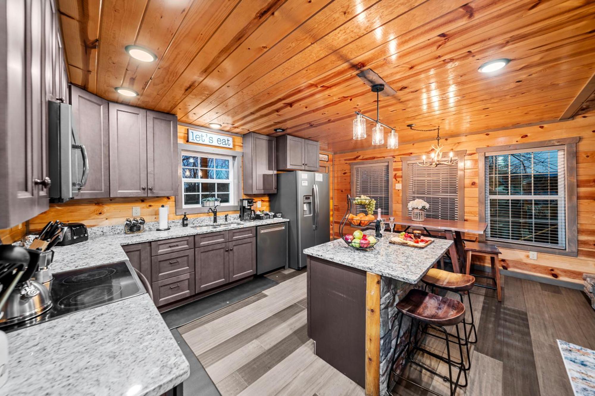 Indoor Heated Pool, Alpine Resort Near Dollywood, Theater & Game Room, Hot Tub Holiday home