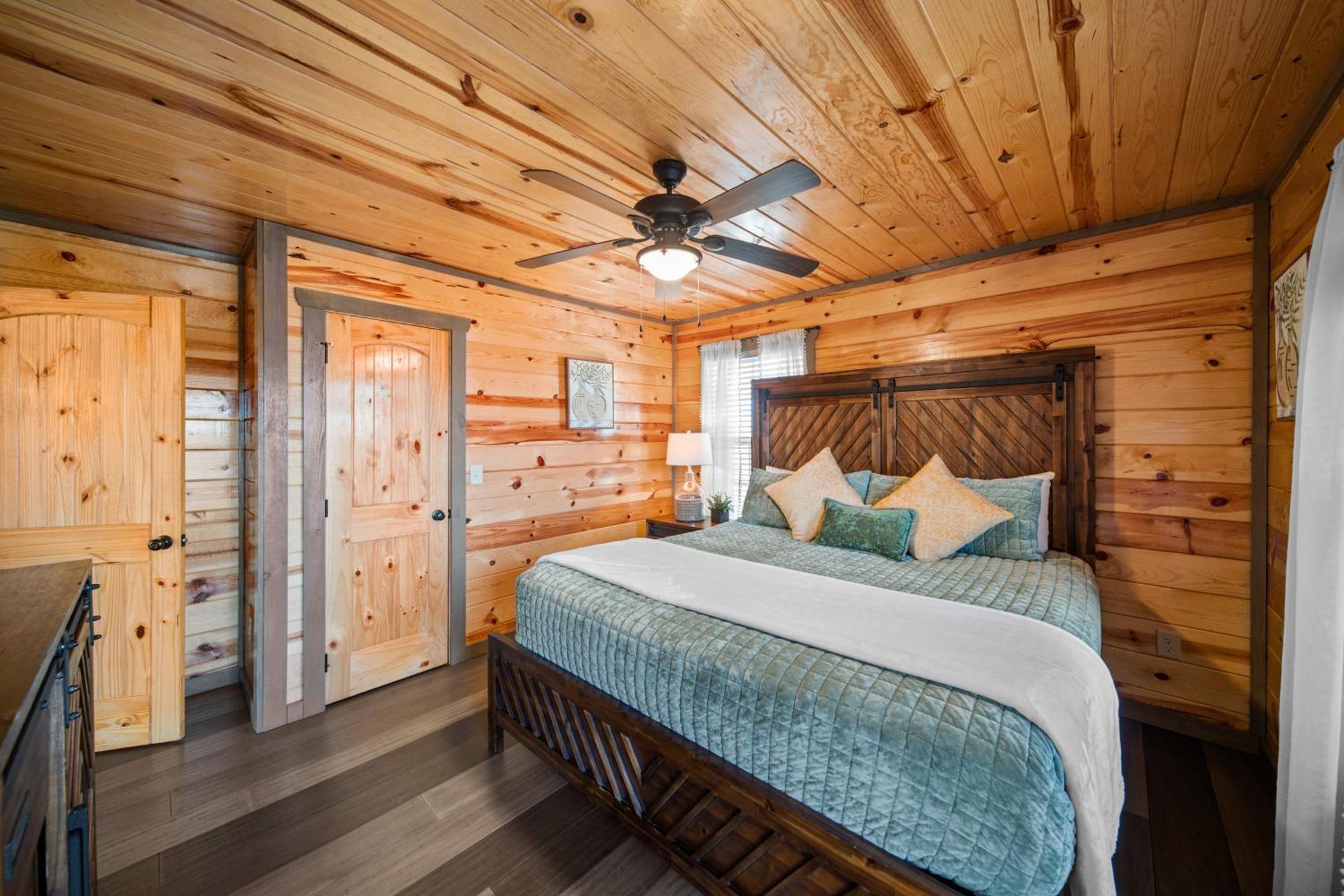 Holiday home Indoor Heated Pool, Alpine Resort Near Dollywood, Theater & Game Room, Hot Tub